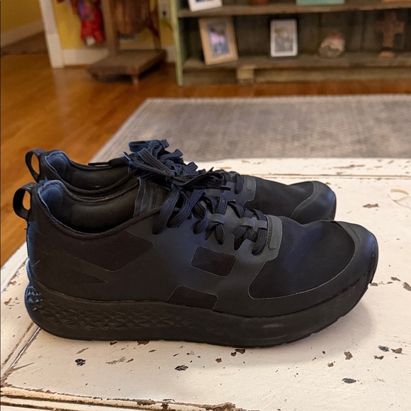 MEN'S ROUGH RUNNER - BLACK - Picture 2 of 6